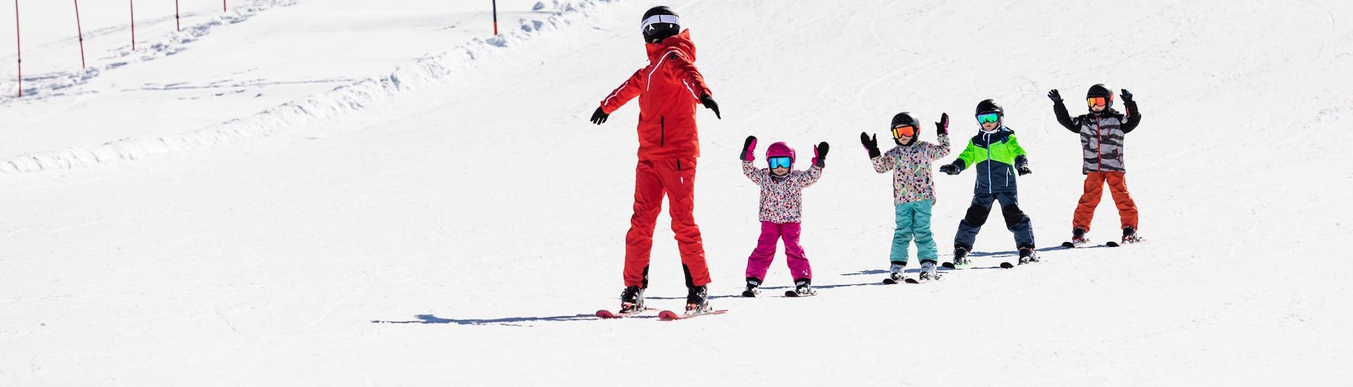 Skilehrer und Kinder genießen eine Skistunde in einer Skischule in der Nähe von Fussen.