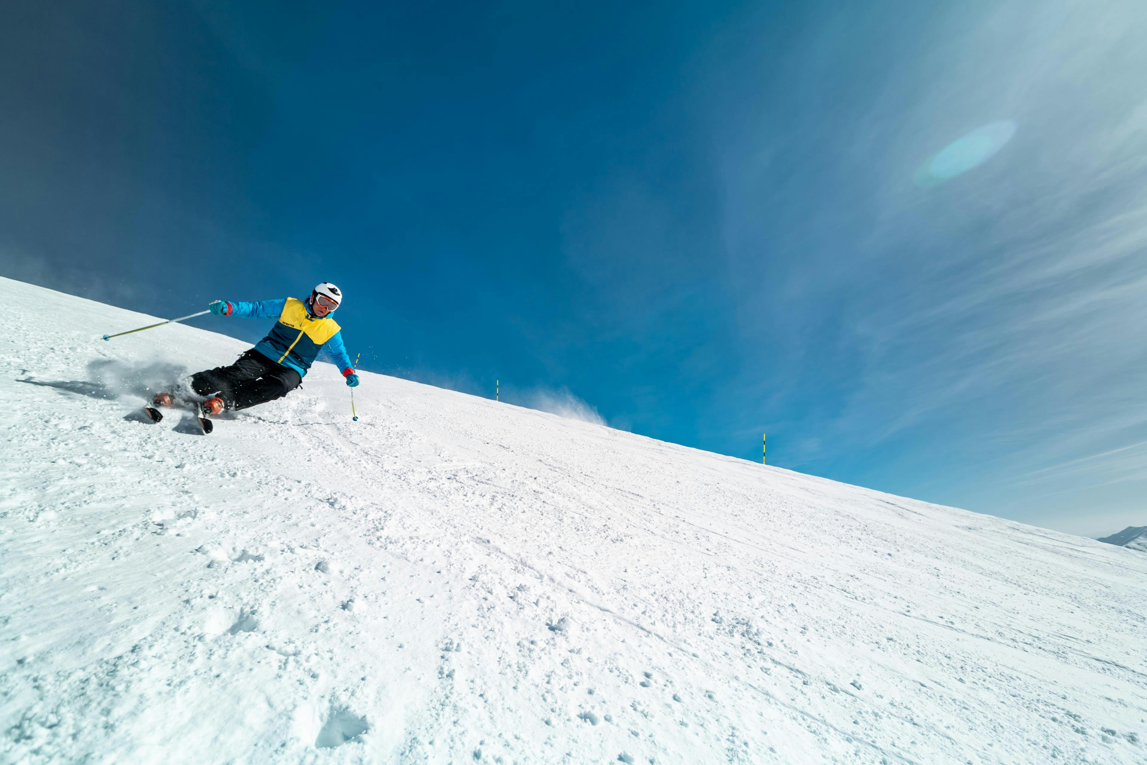 person-skiing-down-slopes-of-willingen Prachtige landschappen met bergen en zee, waar de ervaringen van Ski School Snow & Sun Park Willingen plaatsvinden.