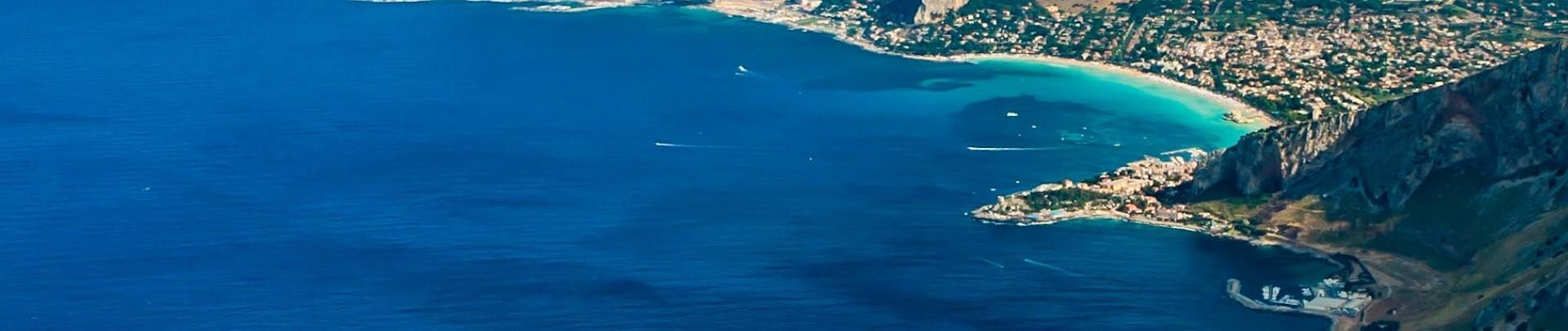 Vista della costa siciliana durante una gita in barca da Boat Tour Mondello.