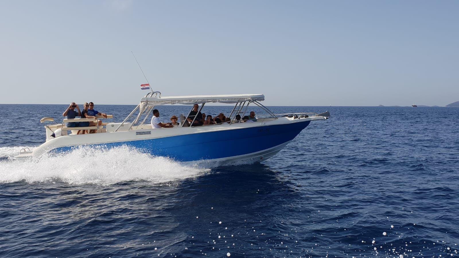 image5-min Magnifique paysage de montagnes et de mer, où se déroulent les activités de HvarCruise.