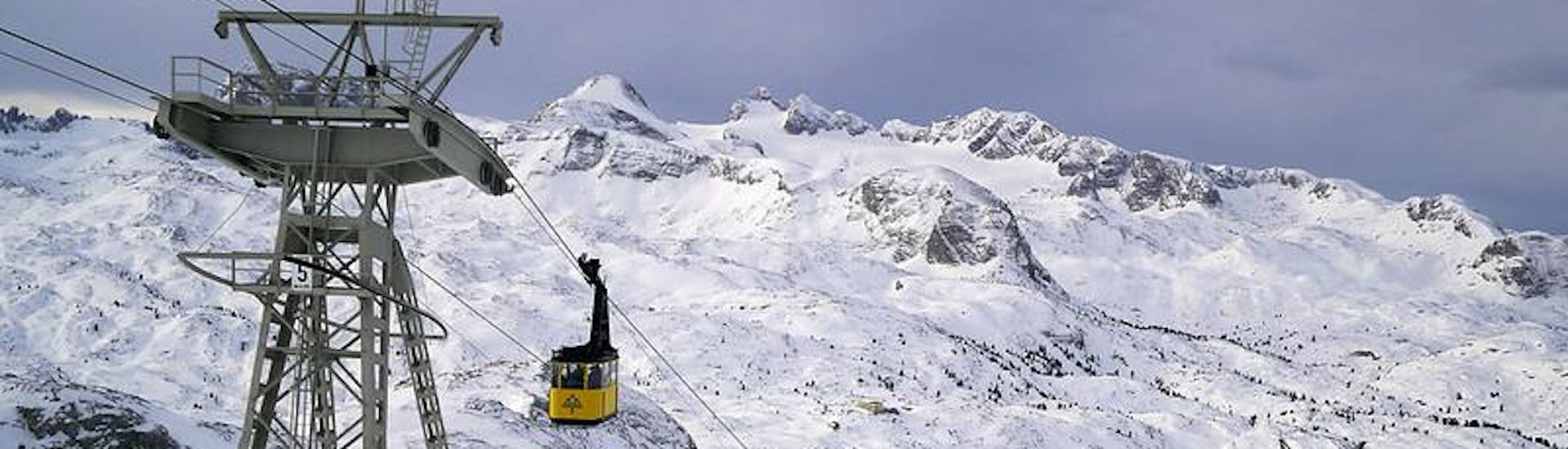 Vista del paesaggio montano soleggiato durante un corso di sci con scuole di sci a Dachstein West.