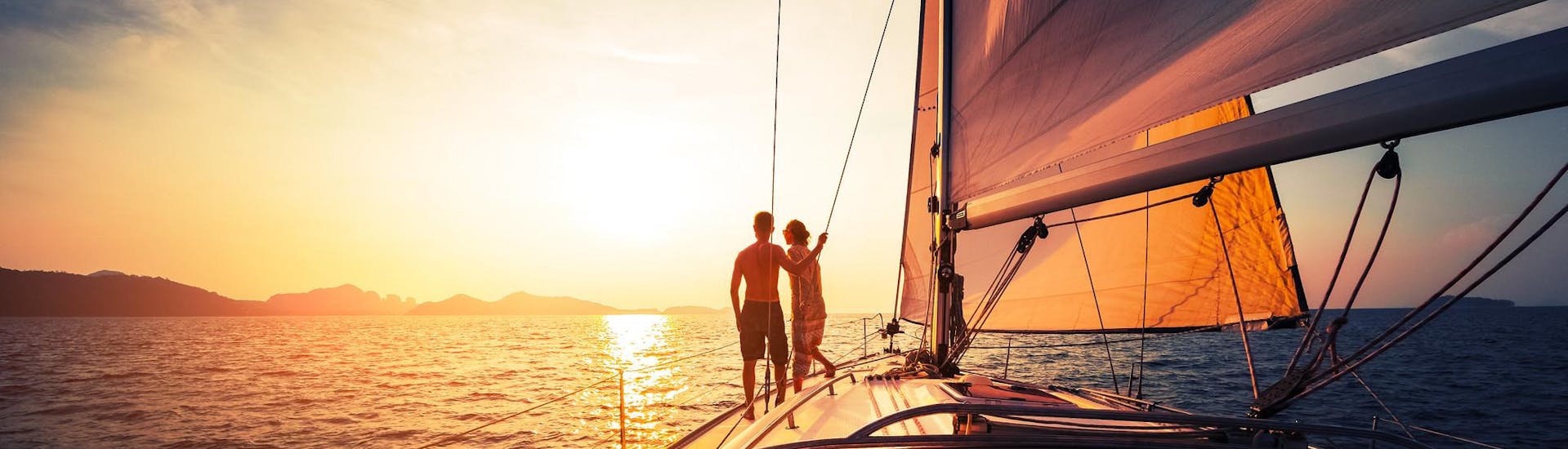 Un couple profite de la vue lors d'une promenade romantique en bateau.