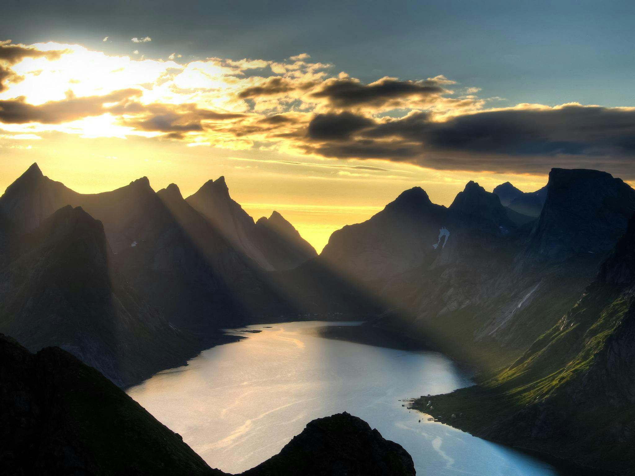 Northern Shots Tours Tromsø Prachtige landschappen met bergen en zee, waar de ervaringen van Northern Shots Tours Tromsø plaatsvinden.