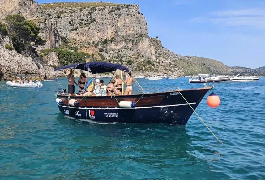 Beeindruckende Landschaften mit Bergen und Meer, wo Aktivitäten von I Love Charter Sperlonga stattfinden.