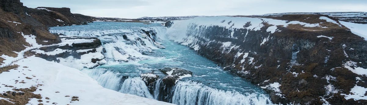 Tours and Activities Golden Circle SEM Hero Der mächtige Gullfoss-Wasserfall fließt durch die Schlucht des Hvítá-Flusses in Island.