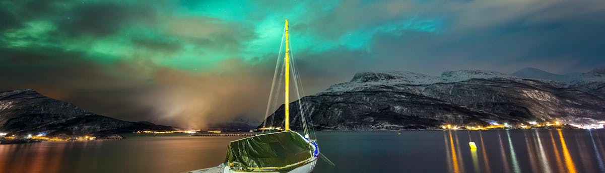 Boat Trips Reykjavik SEM Hero Ein Foto von einem Boot während der Nordlichter in Reykjavik.