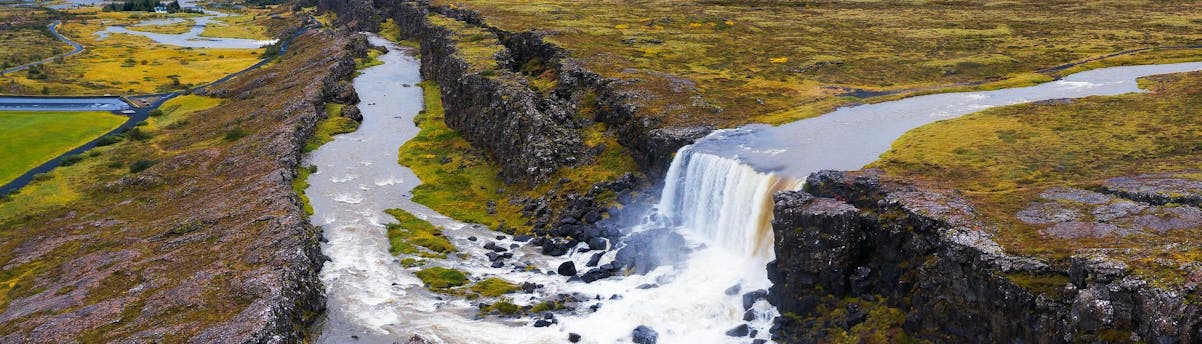 Sightseeing & Bus Tours Thingvellir National Park SEM Hero  Panorama aereo delle cascate Öxarárfoss situate nel Parco Nazionale di Thingvellir, in Islanda.