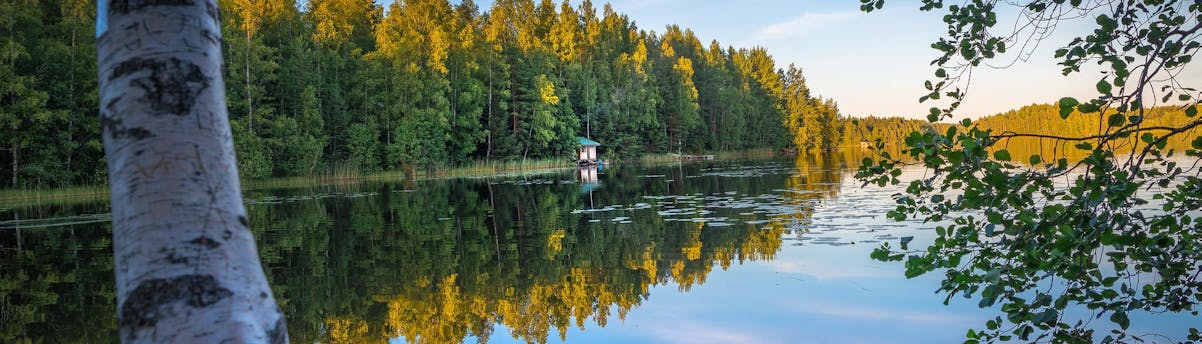 Tours & Activities Helsinki SEM Hero Tampere, Finlandia – Riflessi sull’acqua con una casetta sul lago.