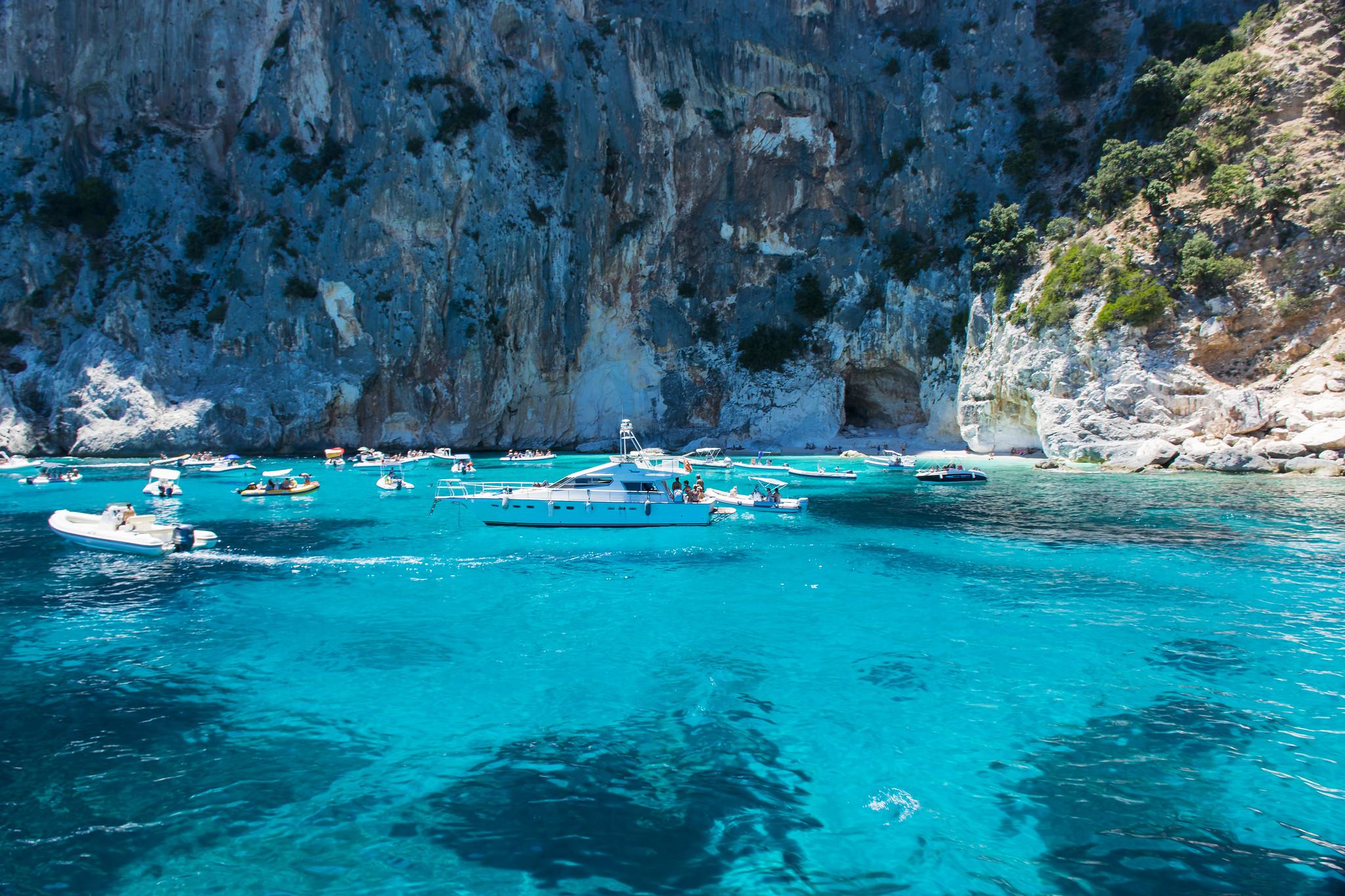 Natuurlijke rotspoelen met kristalhelder turquoise water bij Piscine di Venere, Sardinië.