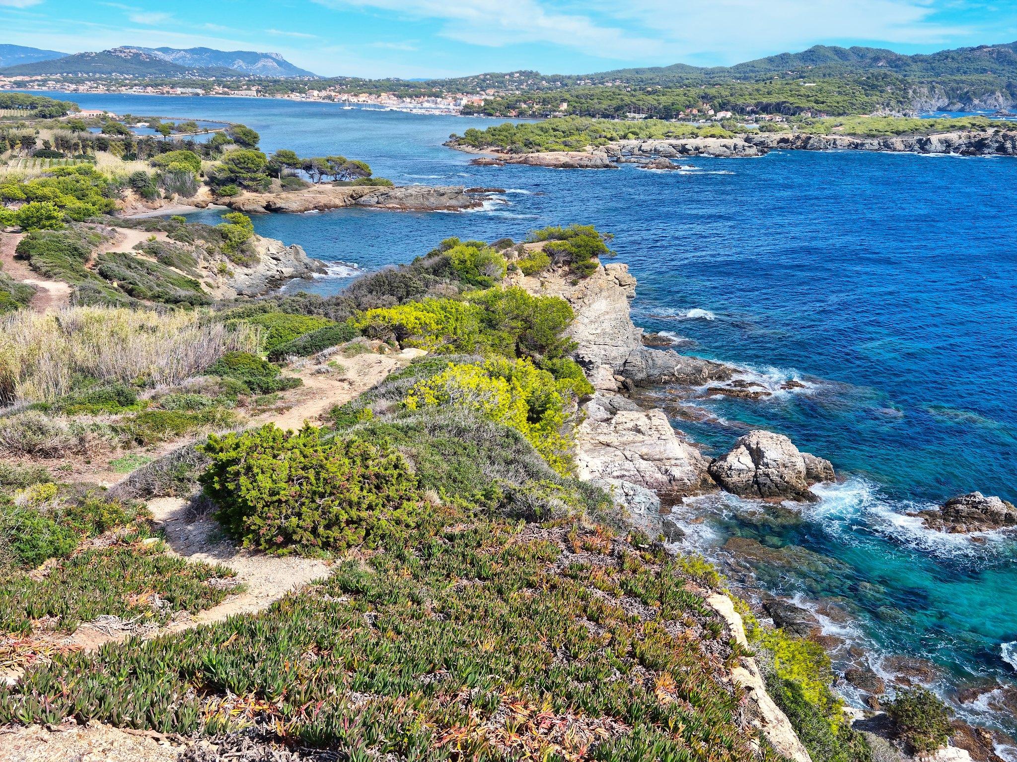 Luftaufnahme der Küste der Îles des Embiez mit felsigen Ufern und türkisfarbenem Wasser.