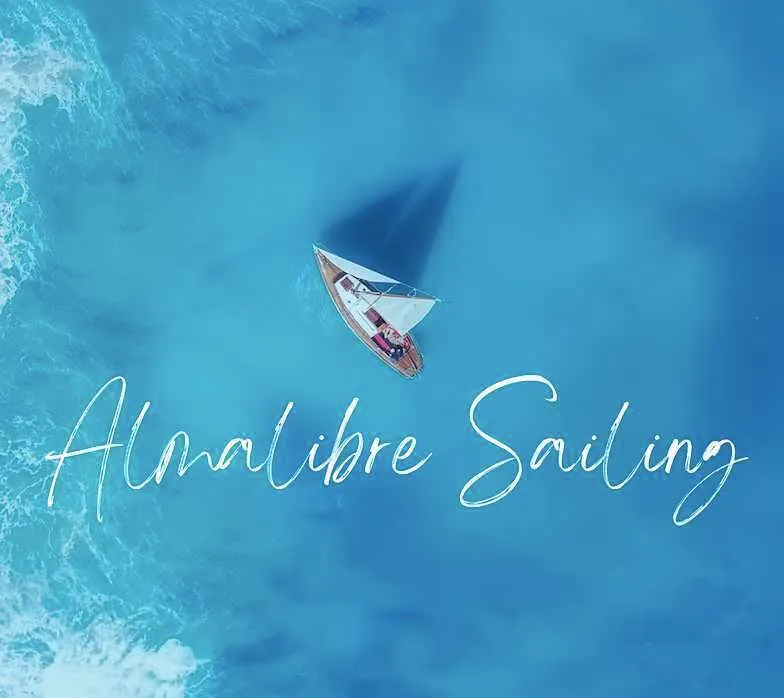 Beeindruckende Landschaften mit Bergen und Meer, wo Aktivitäten von Almalibre Sailing Gallipoli stattfinden.
