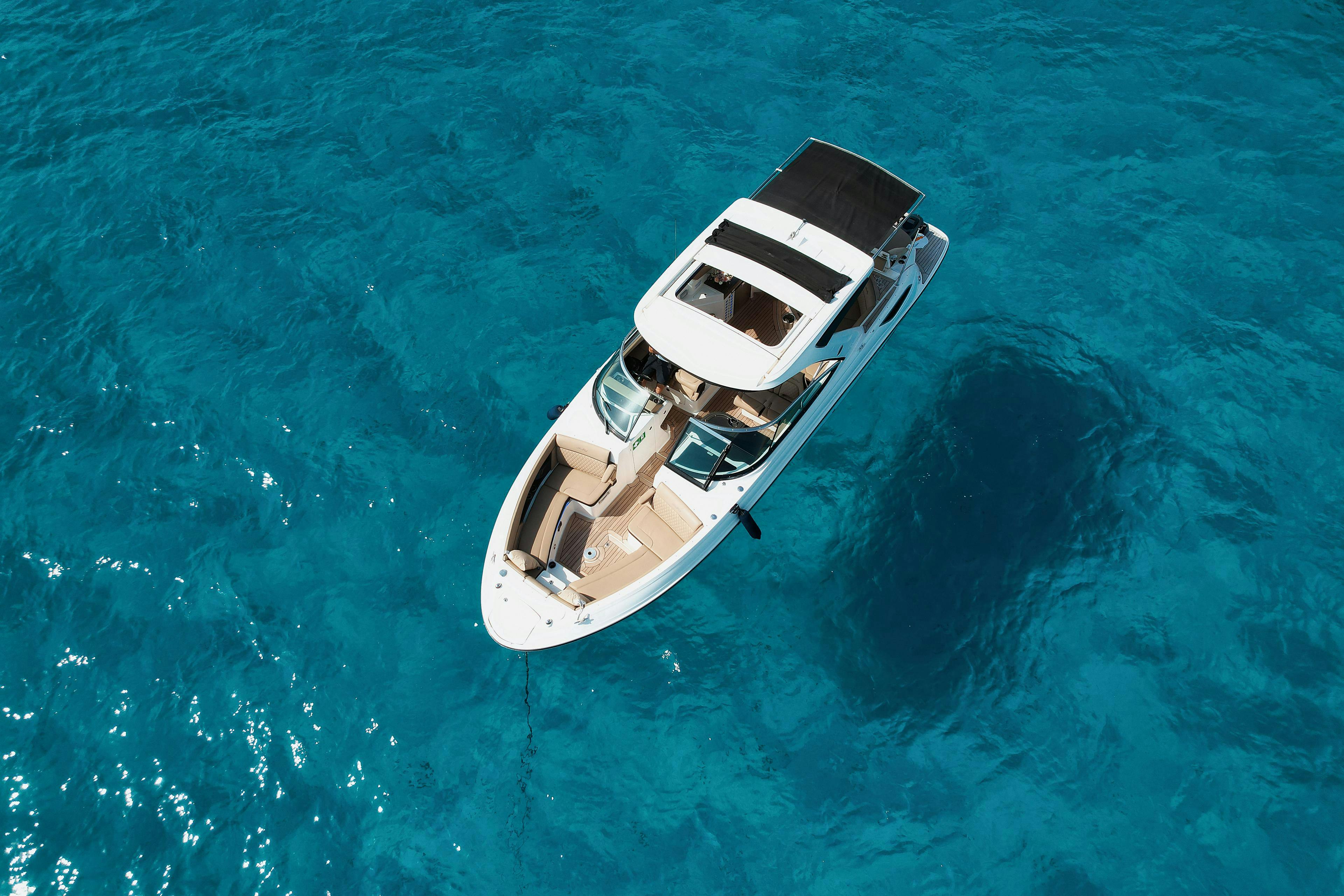 6 Beeindruckende Landschaften mit Bergen und Meer, wo Aktivitäten von Luxury Time Charters Cyprus stattfinden.