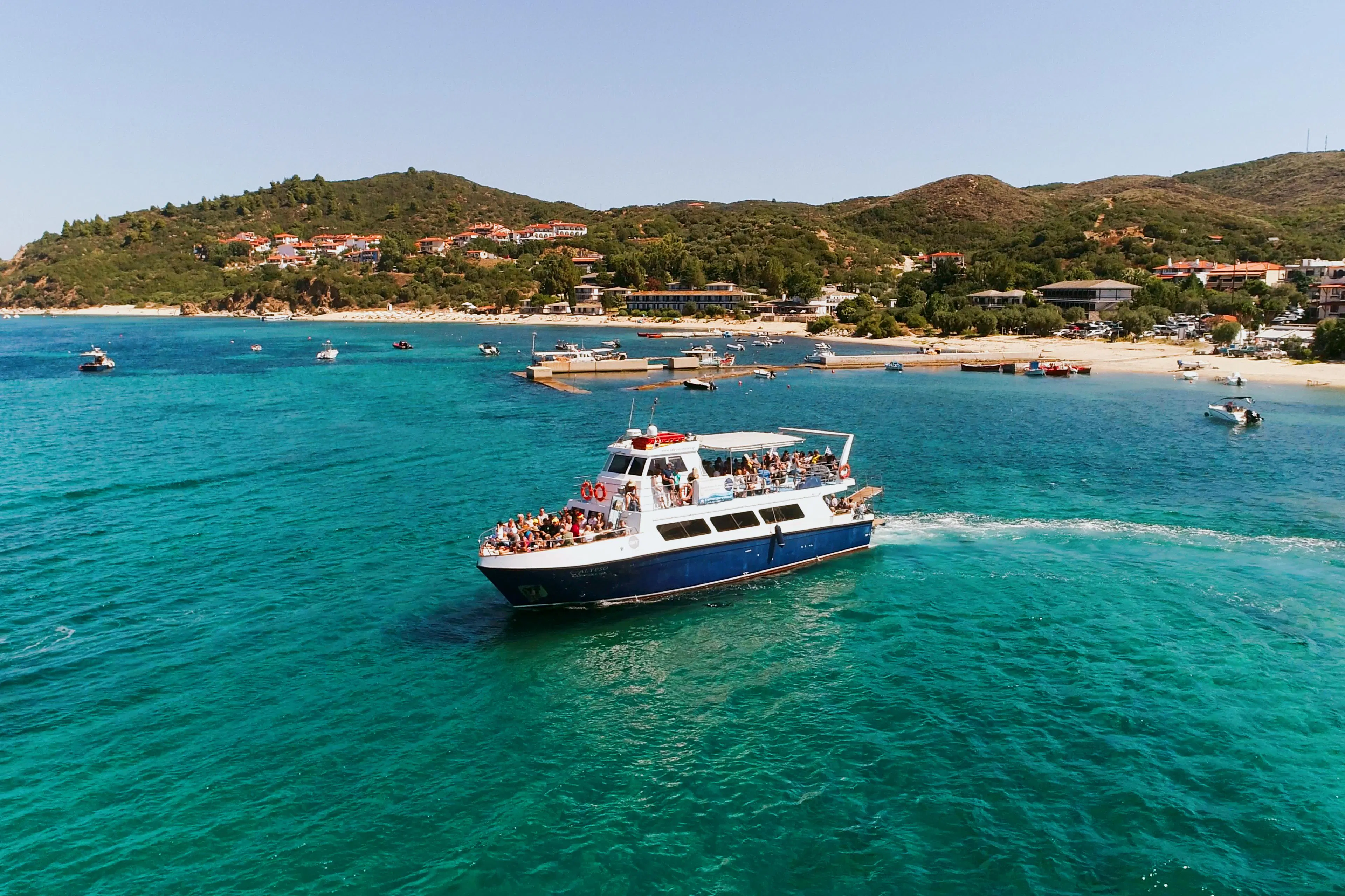 6 Panorama mozzafiato con montagne e mare, dove hanno luogo le attività di Calypso Cruises Ouranoupoli.