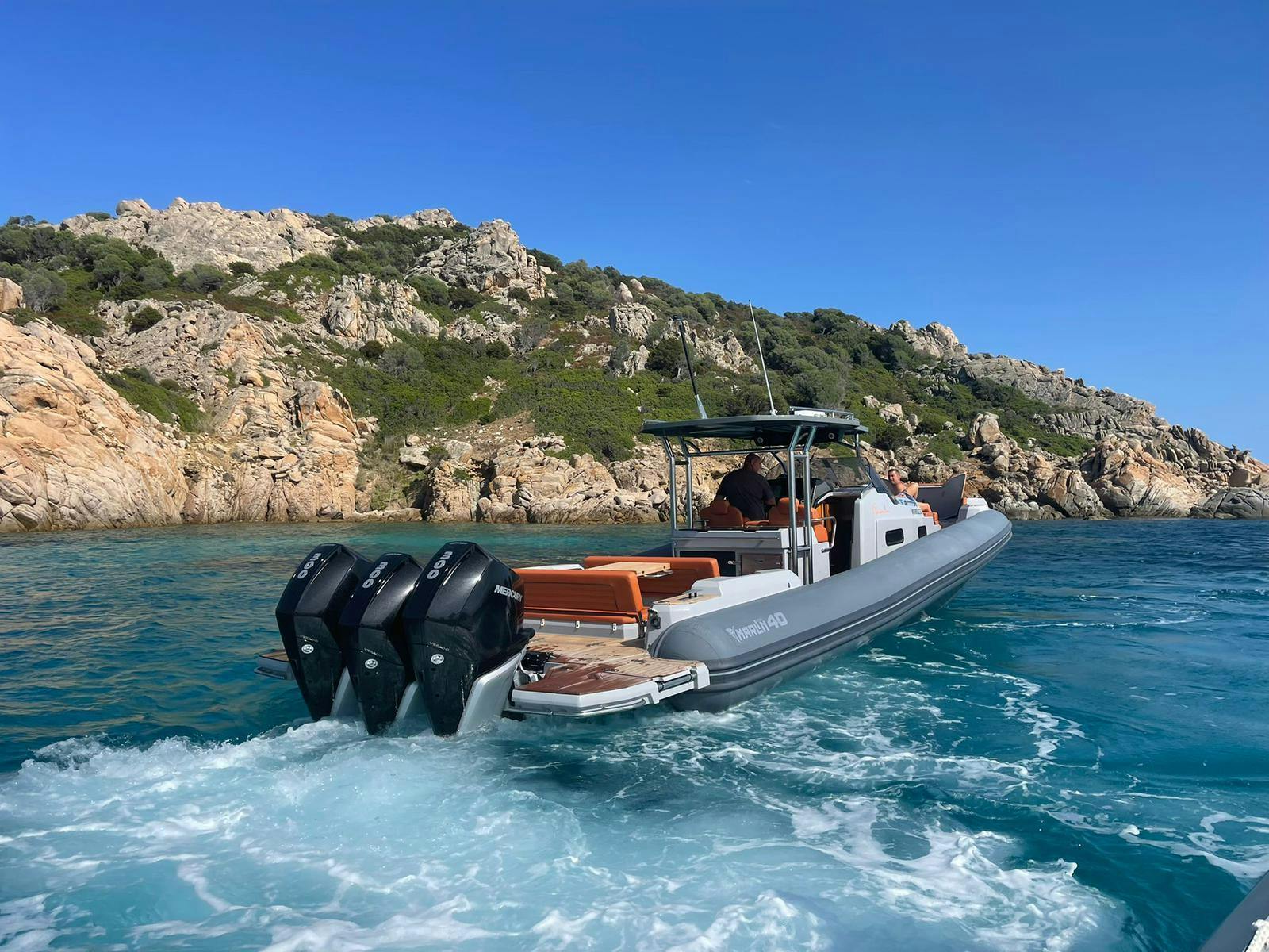 Controvento Charter Olbia Lo splendido gommone è diretto all'isola di Tavolara durante una delle gite in barca di Controvento Charter Olbia.