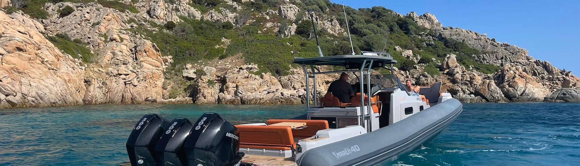 Ein Boot ist während einer der Bootstouren von Controvento Charter Olbia auf dem Weg zur Insel Tavolara.