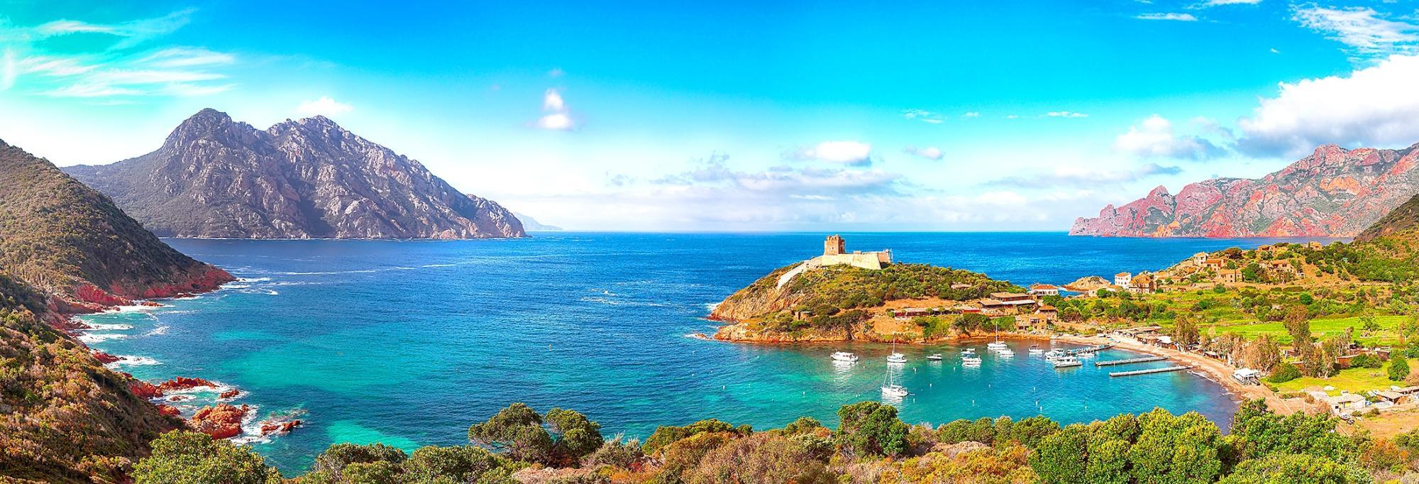 Foto desde el cielo de toda la Reserva de Scandola en Córcega desde Mare e Monti Cargèse.