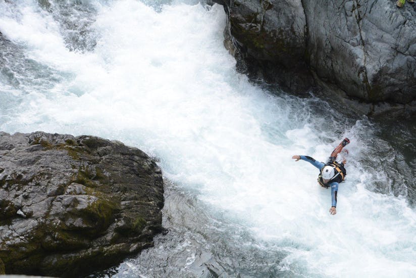 A participant is taking part in of the canyoning tours of Monterosa Canyoning.