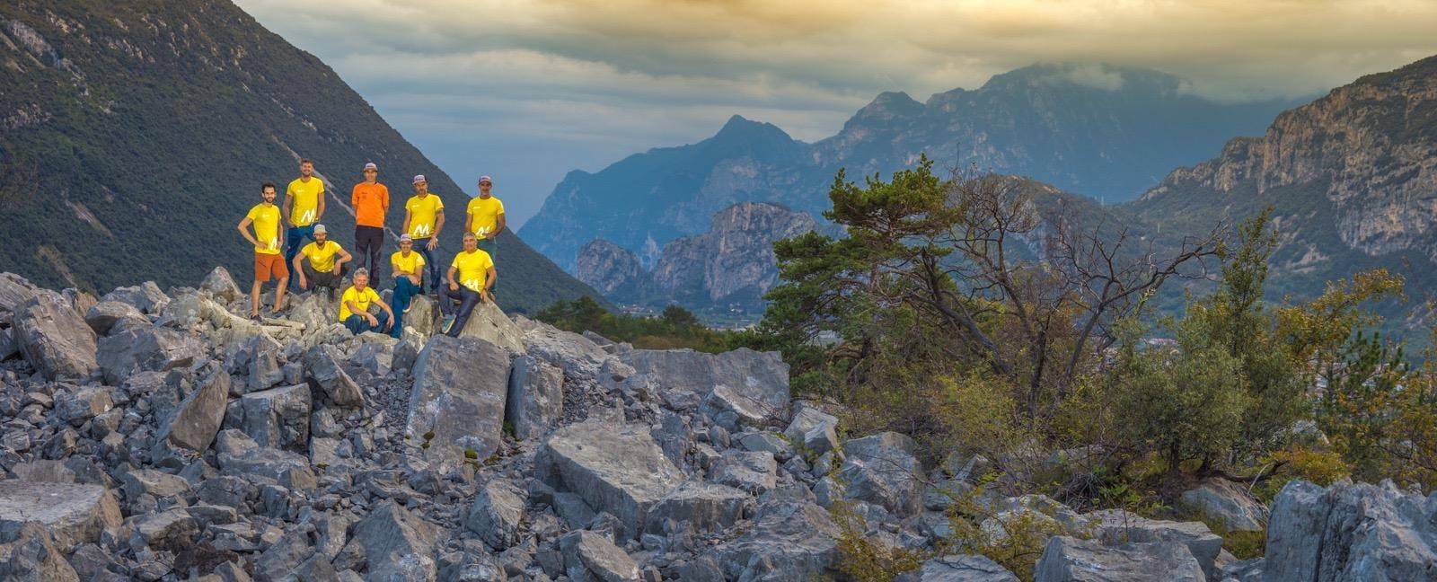 Paisajes impresionantes de montaña y mar, donde tienen lugar las experiencias de Mmove - Into Nature Lago de Garda.