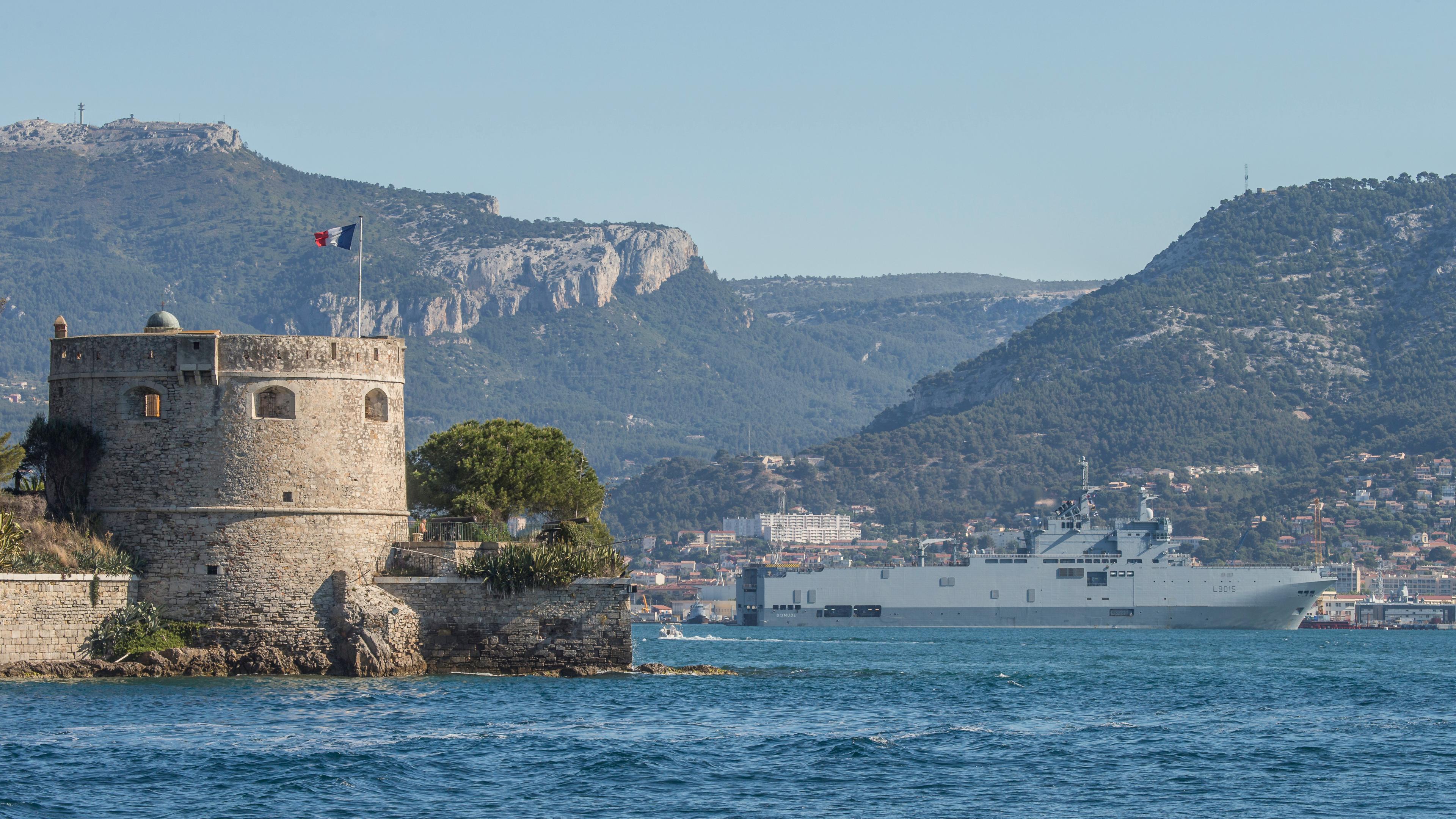Blick auf den Hafen von Toulon mit dem Fort der Stadt und einem Schlachtschiff mit Les Bateliers de la Rade.