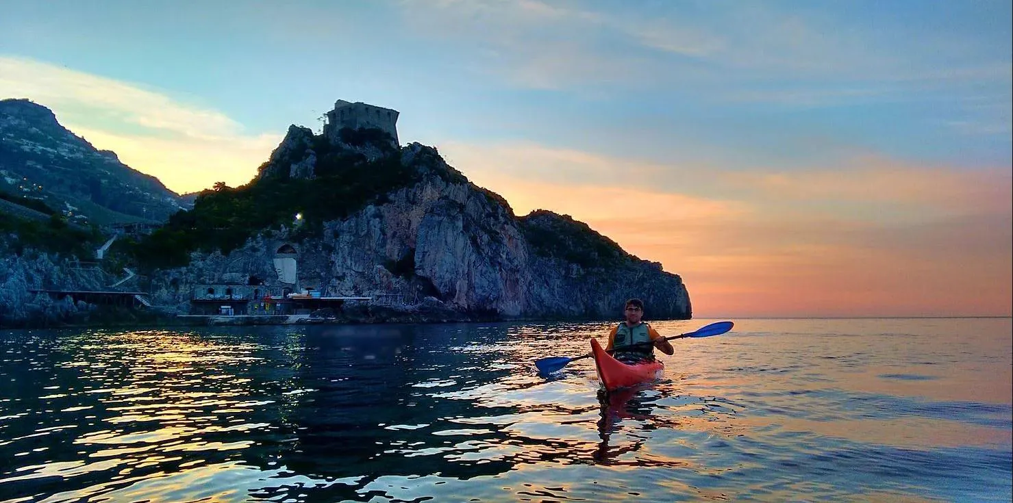 Magnifique paysage de montagnes et de mer, où se déroulent les activités de Amalfi Coast Sea Kayak.