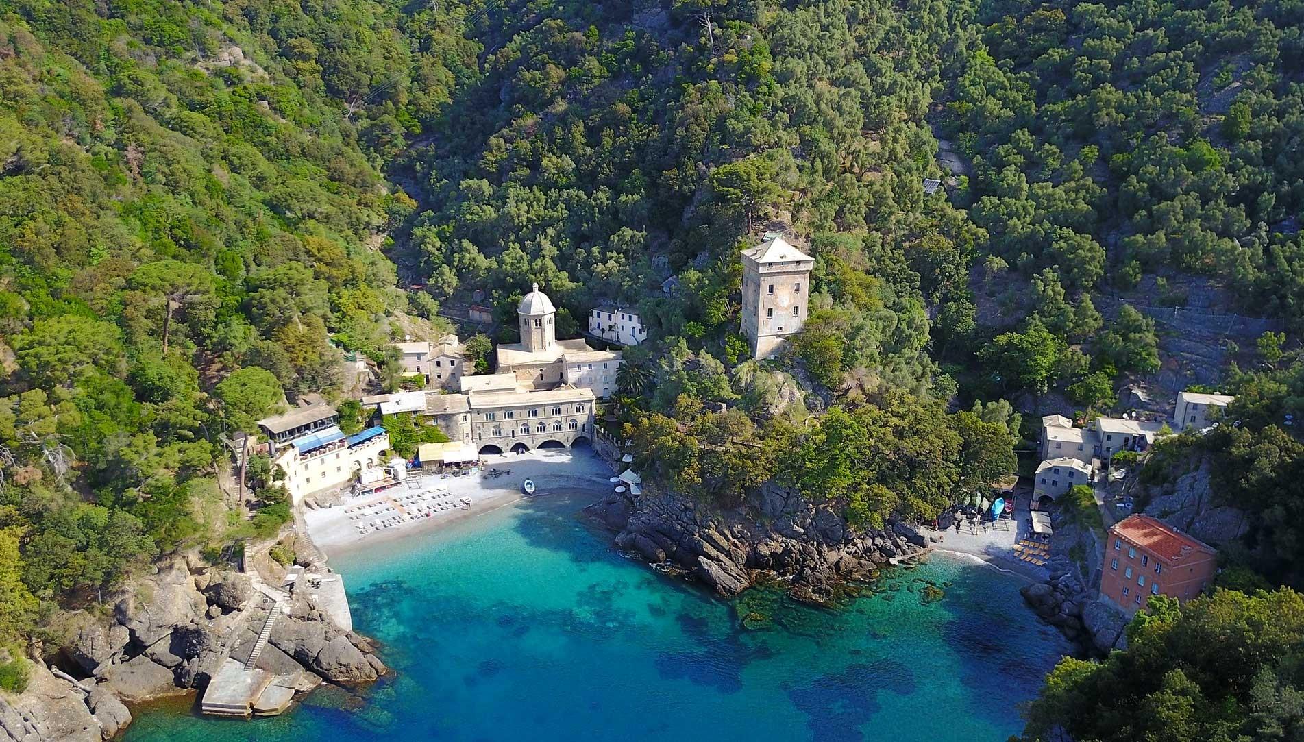 Blick auf die Abtei San Fruttuoso vom Meer aus.