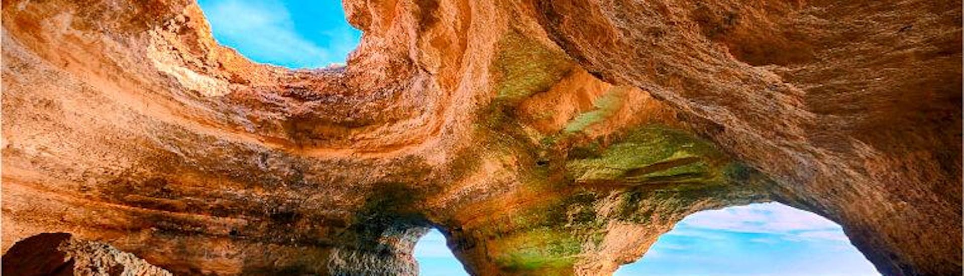 La cueva de Benagil durante un viaje en barco a las cuevas de Benagil con Algarve Discovery. 
