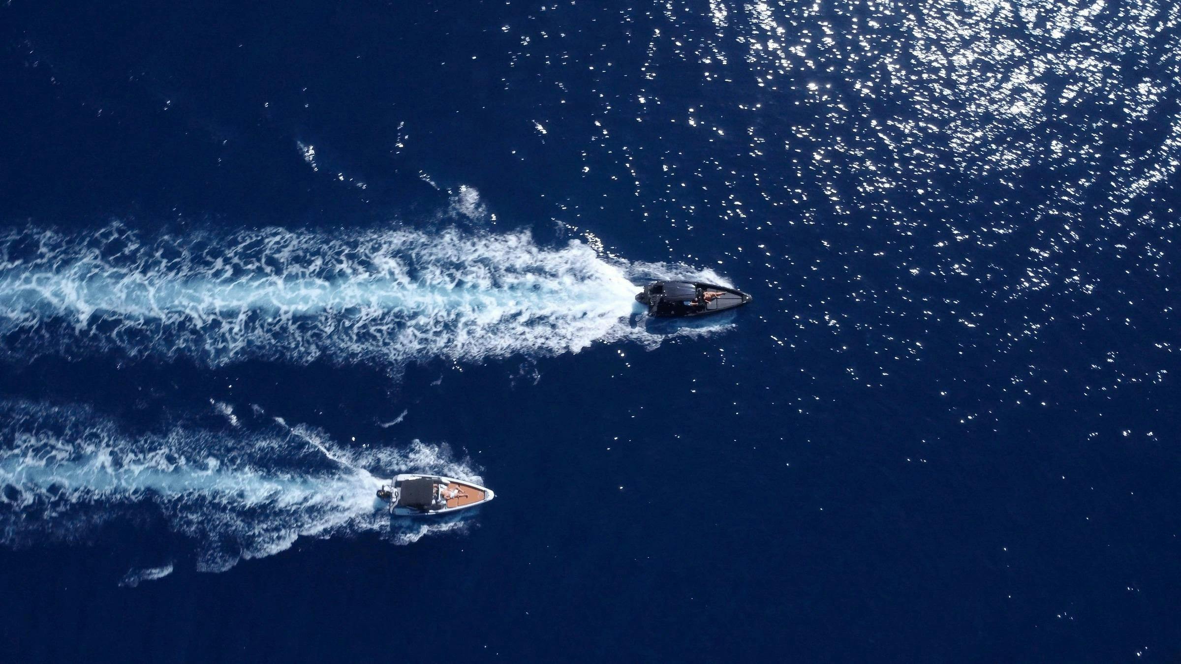 AD-Rental-Boat-Tenerife Les bateaux de AD Boat Rental Tenerife naviguant dans l'océan.