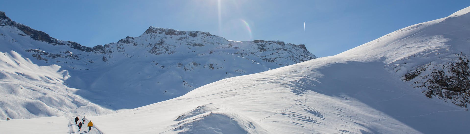 Vista del paesaggio montano soleggiato durante un corso di sci con scuole di sci ad Adelboden.