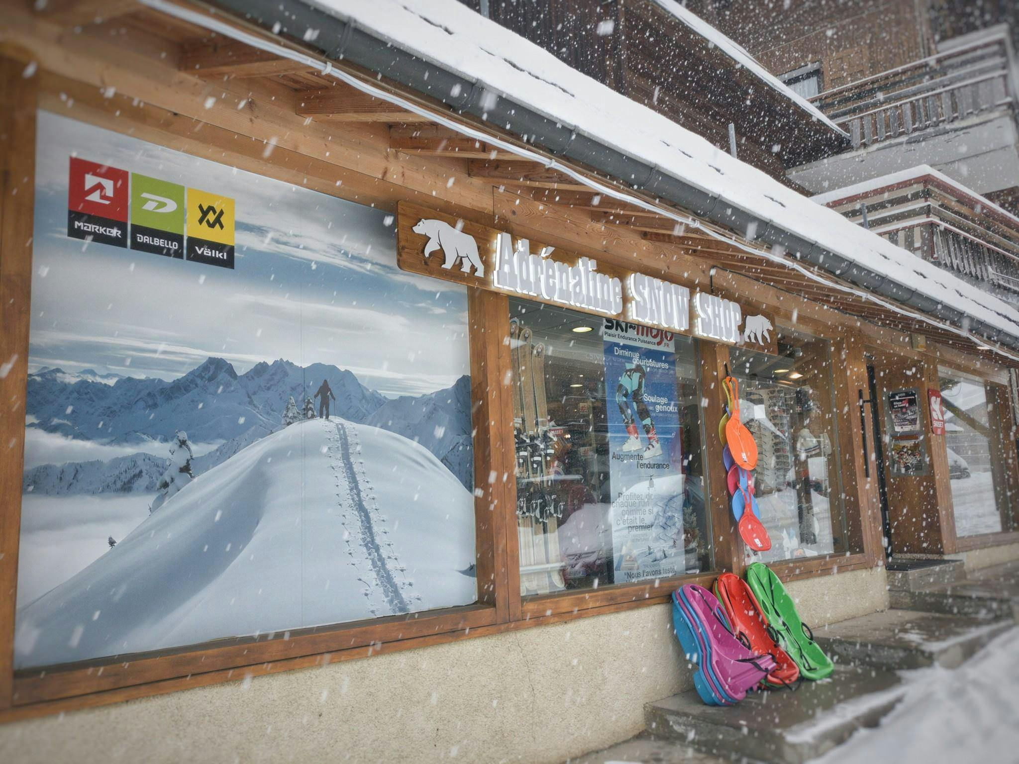 adrenaline-hero Panorama mozzafiato con montagne e mare, dove hanno luogo le attività di Noleggio sci Skiset Wild Evasion.