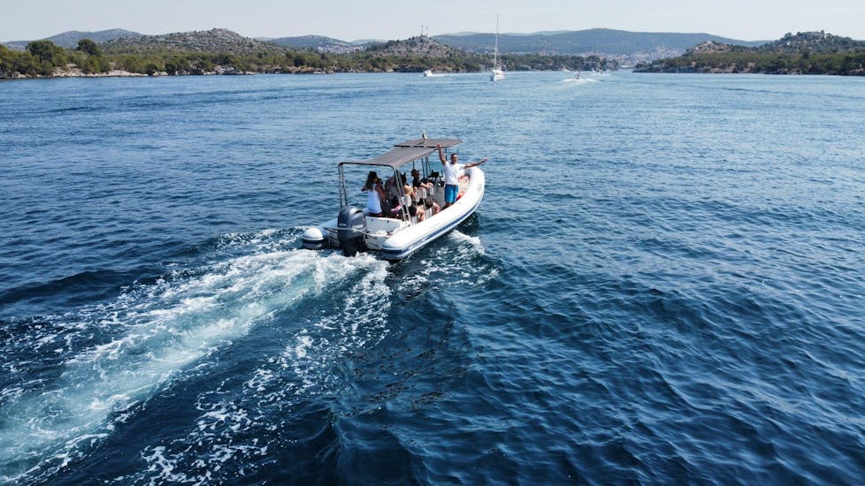 Eines der Schnellboote, das während der Touren von Adria Tours Vodice genutzt wird.