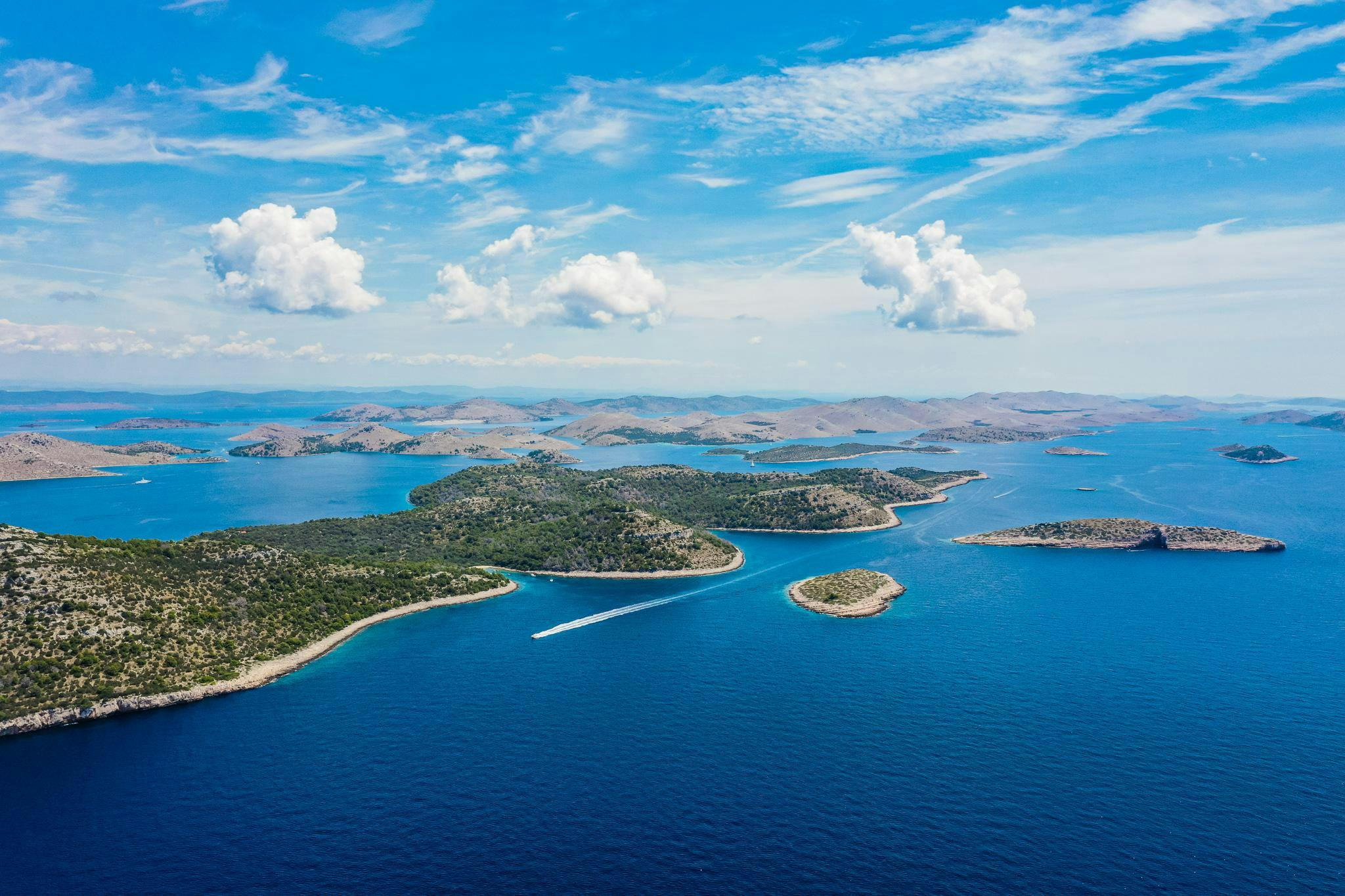 Adria Vista Panorama mozzafiato con montagne e mare, dove hanno luogo le attività di Adria Vista Zadar.
