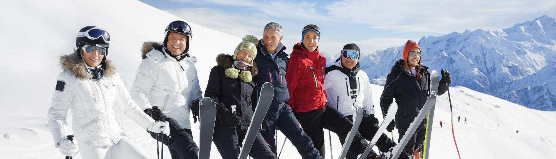 Diversi sciatori adulti sorridenti si allenano in uno dei numerosi corsi di sci per adulti in un comprensorio sciistico presso Val Venosta (Vinschgau).