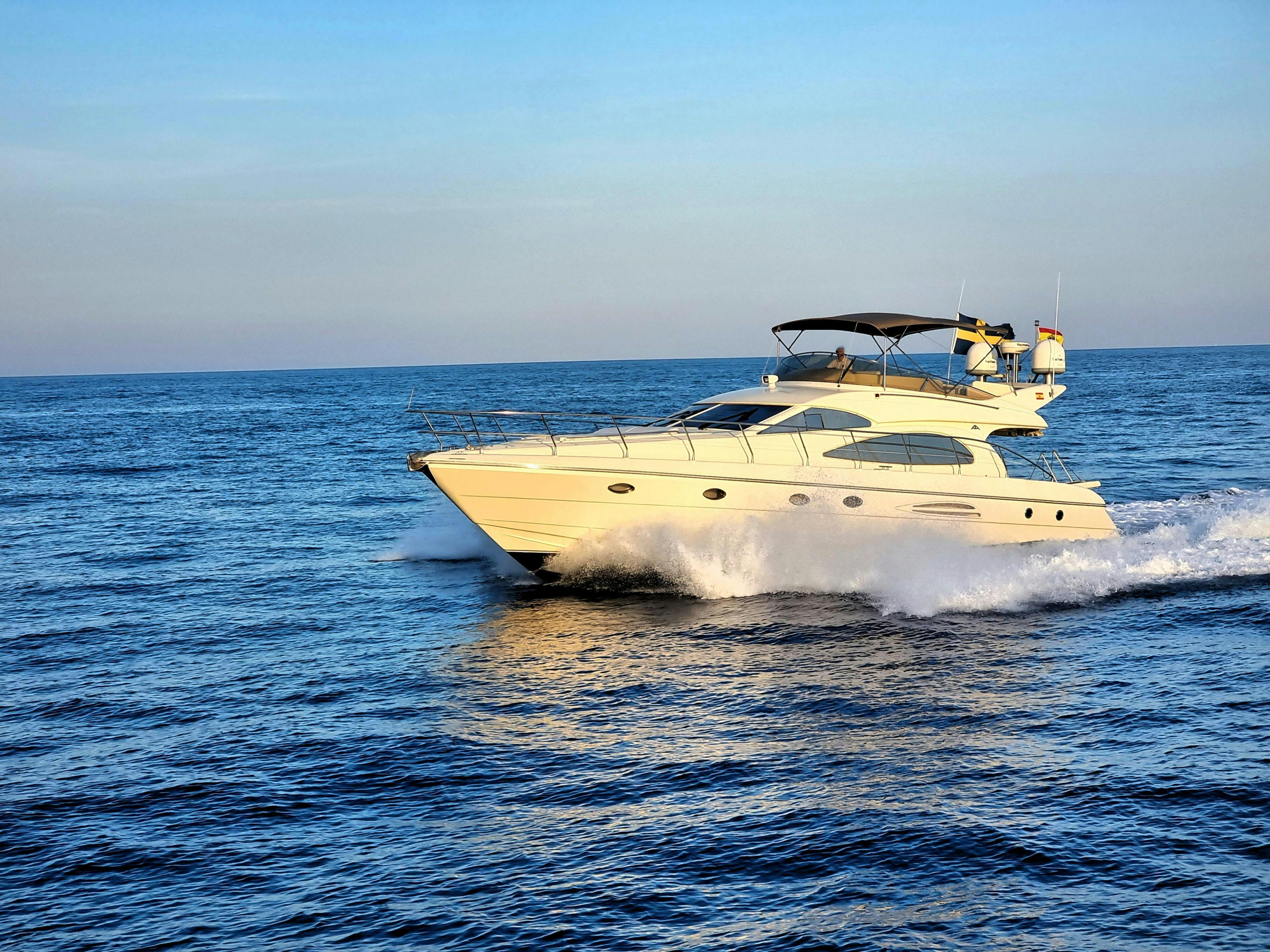 Adventure Boat Torrevieja Beeindruckende Landschaften mit Bergen und Meer, wo Aktivitäten von Adventure Boat Torrevieja stattfinden.