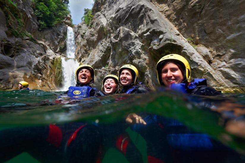 Eine Gruppe von Mädchen amüsiert sich beim Schwimmen im Fluss Cetina auf einer Tour mit Adventure Dalmatia.