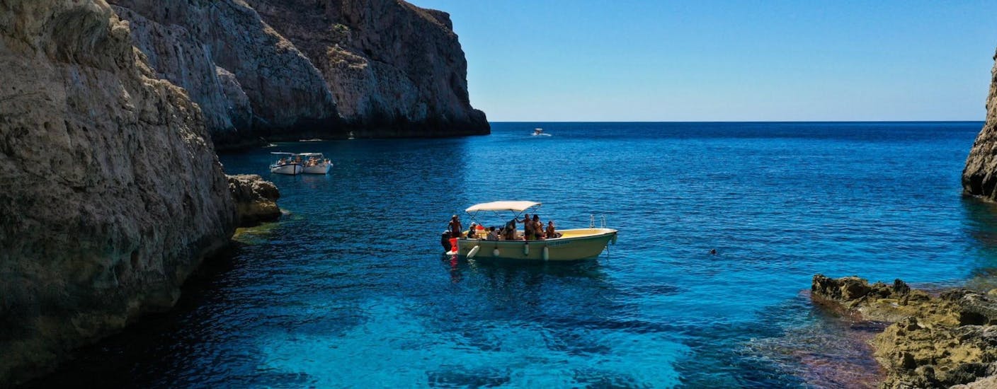 Vista della barca Afrodite usata durante i tour organizzati da Aegates Rent Boat Marettimo.