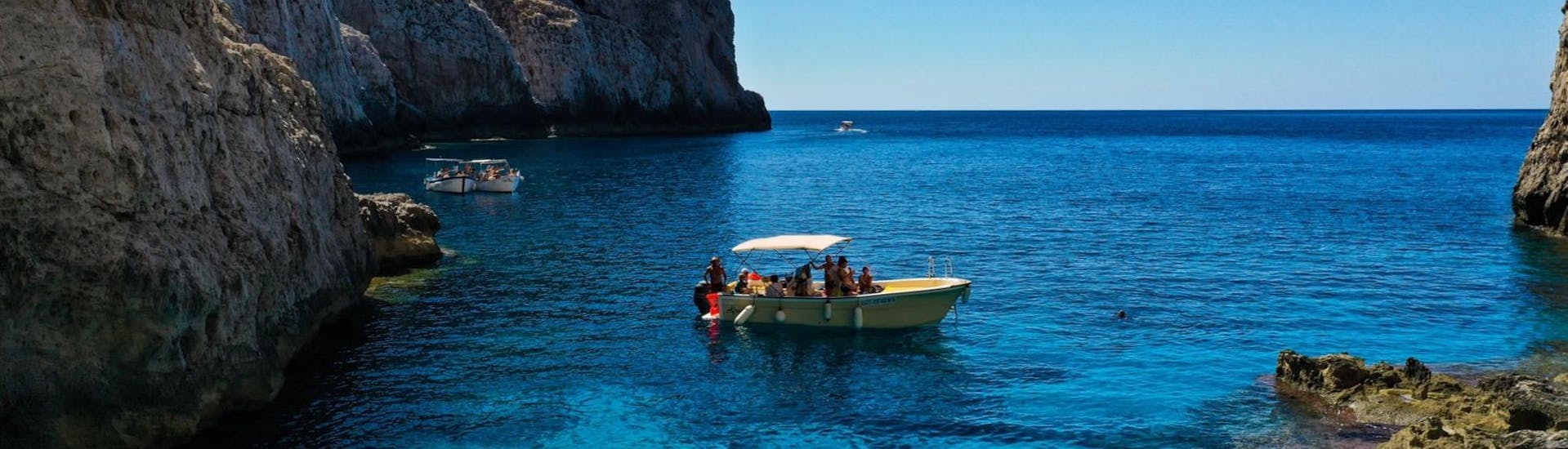 Vista della barca Afrodite usata durante i tour organizzati da Aegates Rent Boat Marettimo.