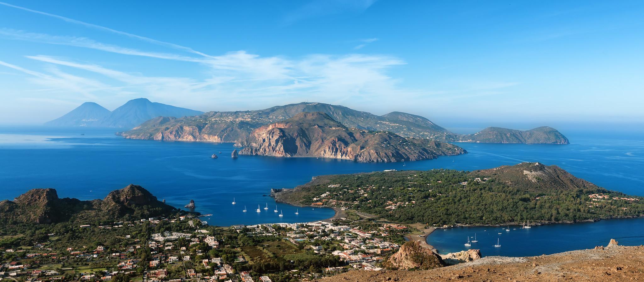 Panoramisch uitzicht op Vulcano en Lipari, Eolische Eilanden.