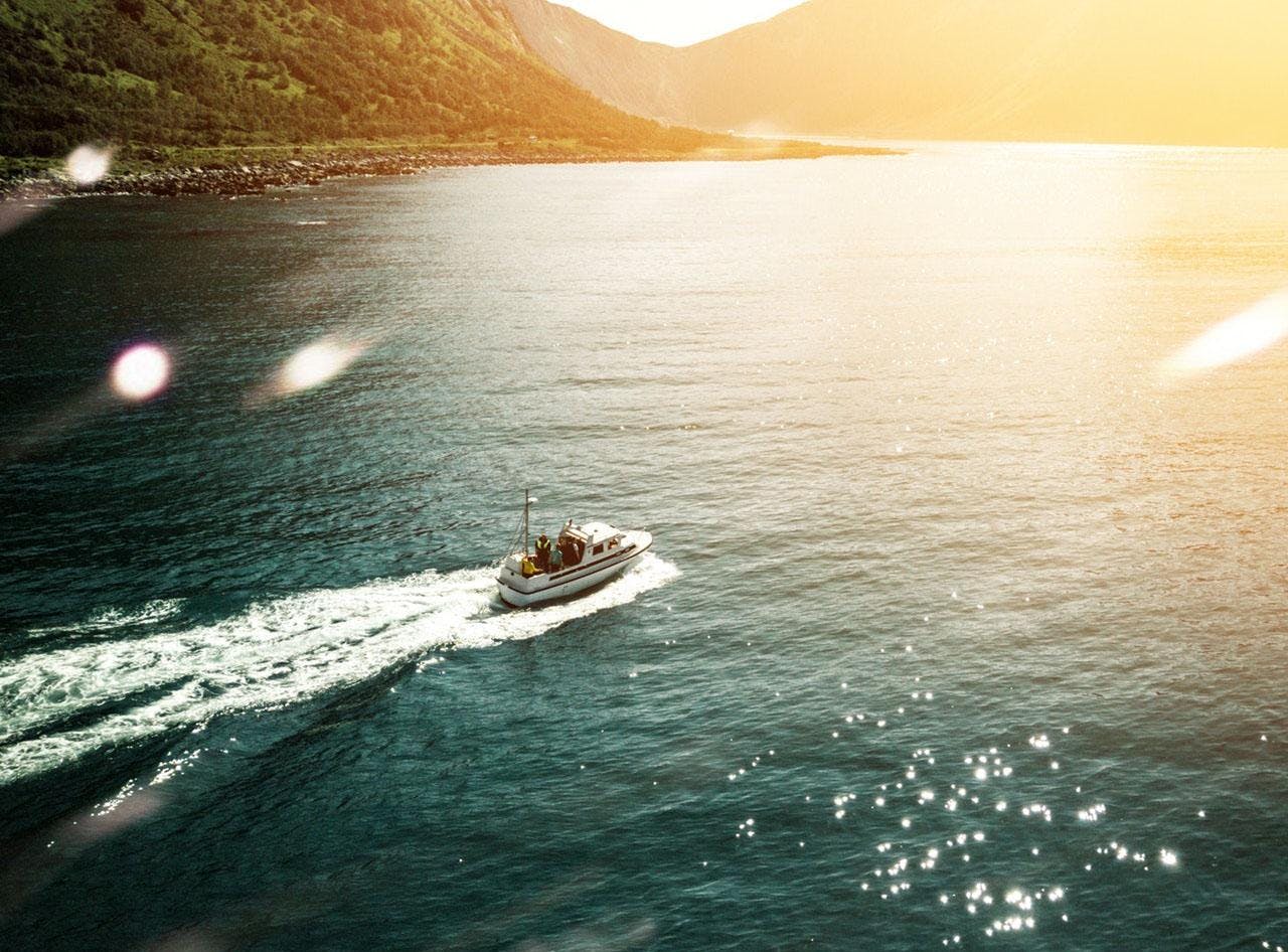 Kraken Sport Nautiques Hyères Prachtige landschappen met bergen en zee, waar de ervaringen van Kraken Sport Nautiques Hyères plaatsvinden.