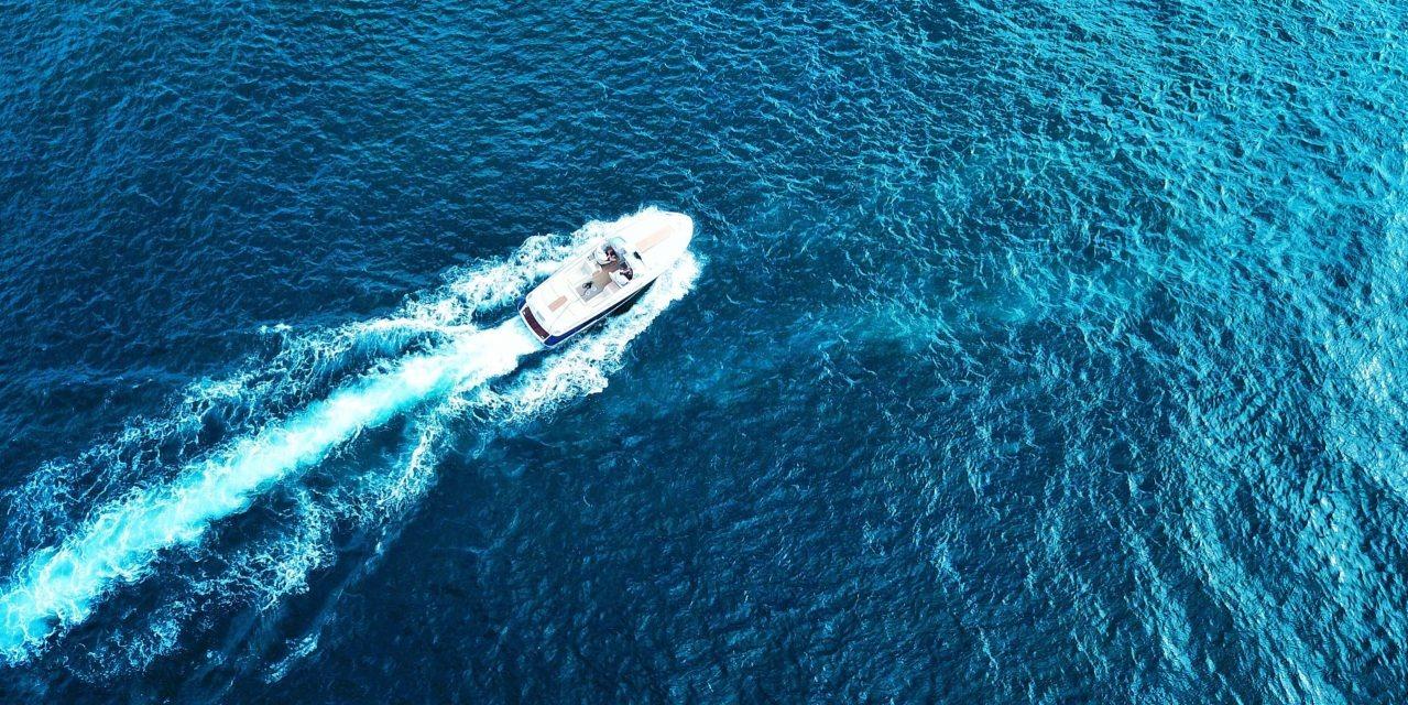 Vue aérienne de l’un de nos bateaux naviguant le long de la côte de Catane.
