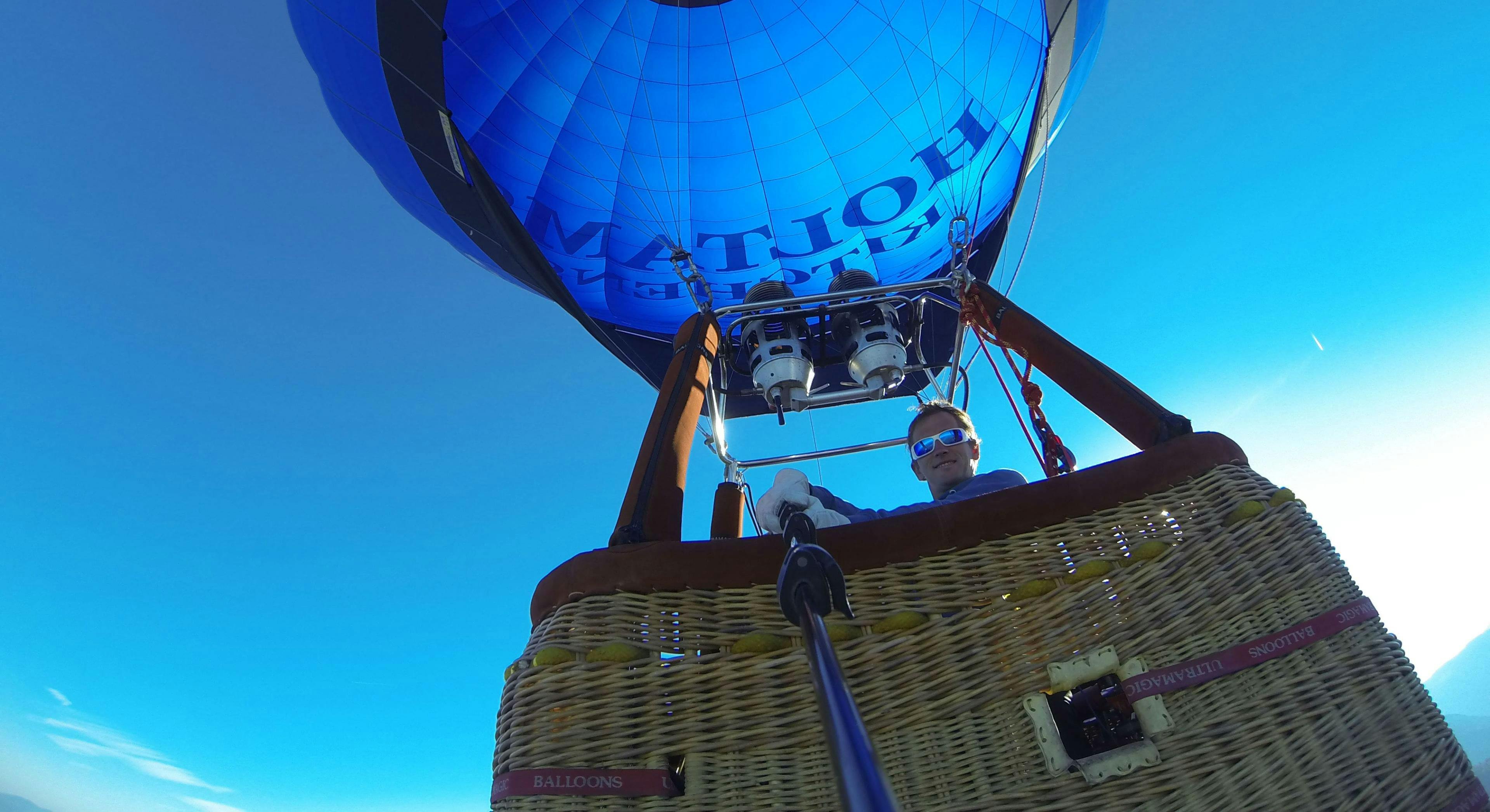 aero montgolfiere 3 hero-min Panorama mozzafiato con montagne e mare, dove hanno luogo le attività di Aero Mountains Annecy.