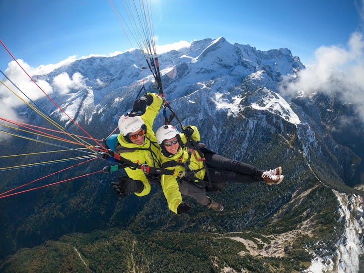 Zwei Teilnehmer genießen einen Flug mit Aerotaxi Garmisch-Partenkirchen.