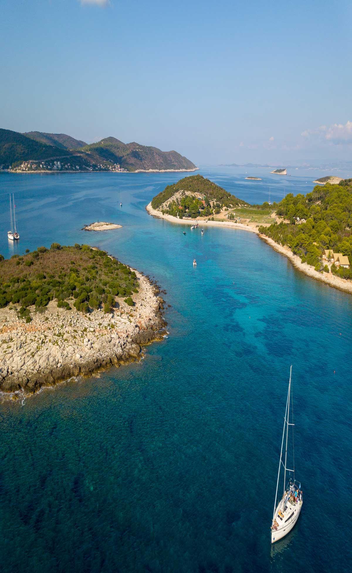 L'océan et les îles près de Bol.