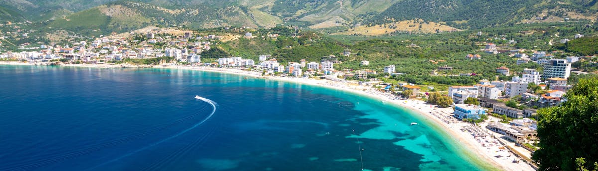 Albania SEM Hero Groep mensen vermaakt zich prima tijdens een boottocht in Albanië.