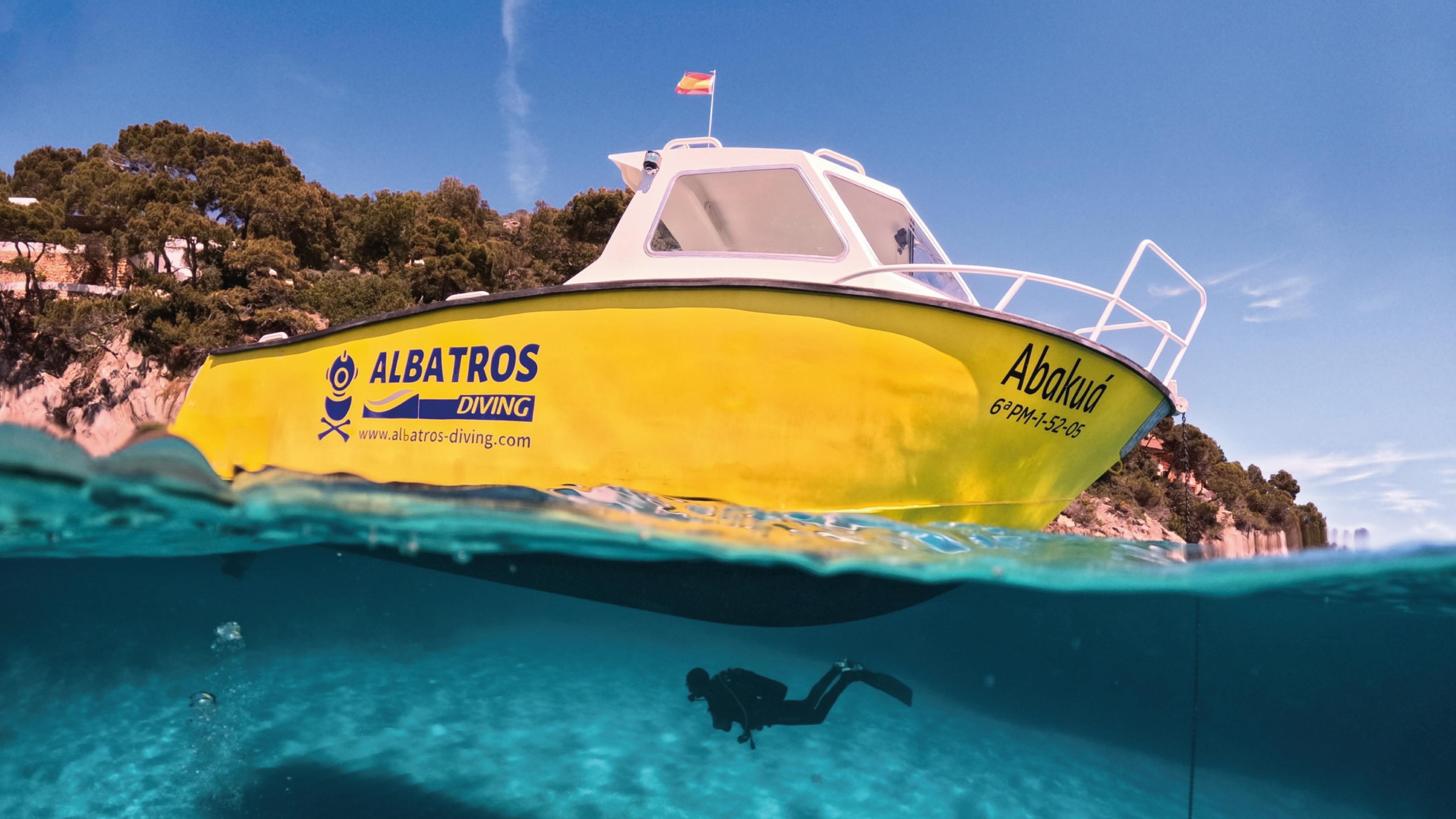 Albatros-23 Magnifique paysage de montagnes et de mer, où se déroulent les activités de Albatros Diving Mallorca.