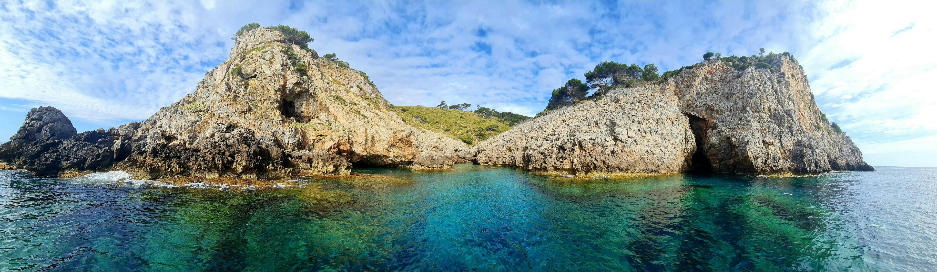 alcudia-jets-mallorca-hero Blick auf eine Bucht von Alcudia mit Alcudia Jets Mallorca.