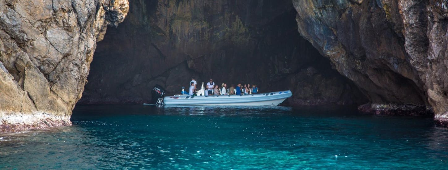 Con el barco del Alcúdia Sea Explorer, los participantes del tour llegan incluso a las cuevas más estrechas.