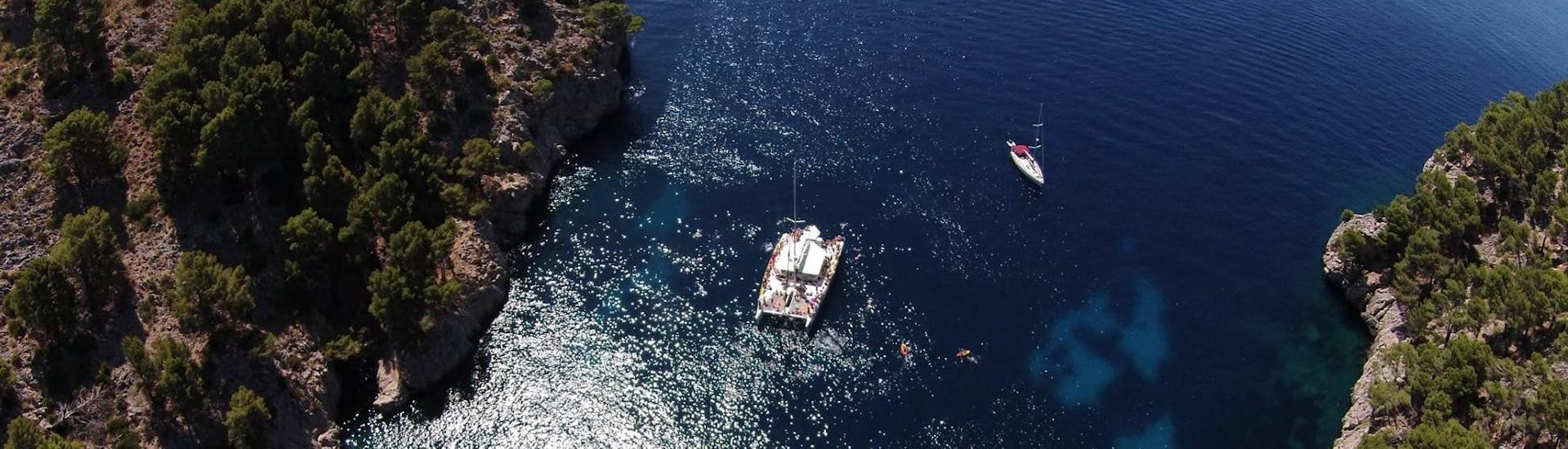 Un bateau d'Alcudia Sea Trips fait une balade en bateau dans la baie d'Alcúdia.
