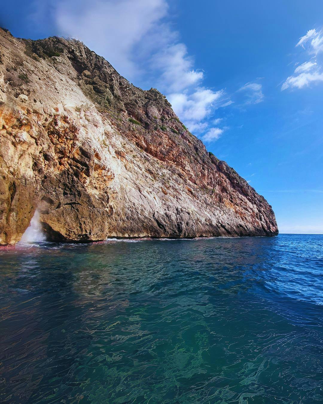 Alexander Leuca Beautiful landscapes showcasing mountains and sea, where the experiences of Alexander Leuca are taking place.