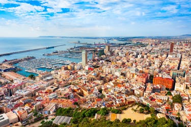 Panoramablick auf die gesamte Stadt Alicante mit dem Hafen im Hintergrund.