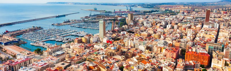 Vue panoramique de toute la ville d'Alicante avec le port en arrière-plan.